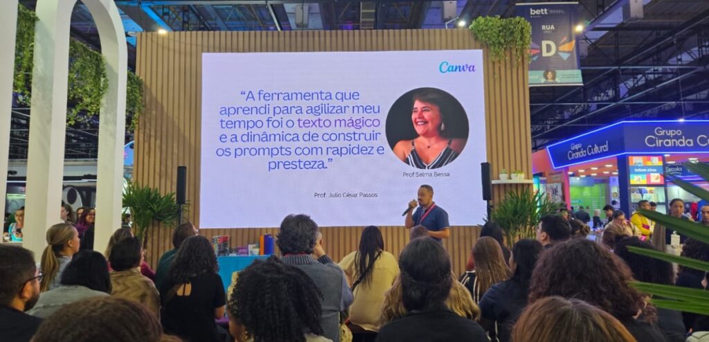 Professor palestrando sobre inteligência artificial na educação, com citação no telão em evento educacional.