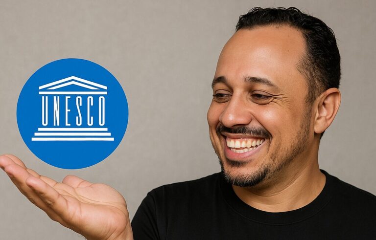 Professor segurando símbolo da UNESCO representando o marco de IA para educadores